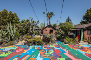 在洛杉矶的一条五颜六色的街道壁画，在洛杉矶非洲裔美国历史的地方项目下覆盖