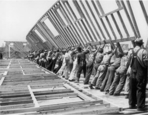 工人们正在搭建木制脚手架