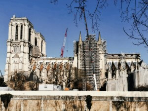 巴黎圣母院在2019年大火后被夷为平地