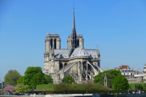 在火灾前，巴黎圣母院大教堂，在中心有一个高大的尖顶