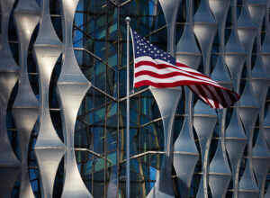 美国大使馆外观与美国国旗的外观