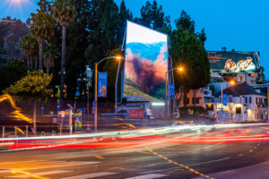威斯康比日落奇观的LED广告牌上的森林场景爆炸艺术作品