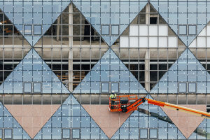 安装三角窗口的工作者在伦敦的设计区