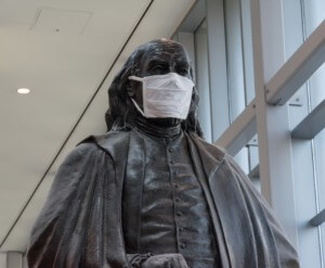 本杰明·富兰克林雕像头戴面罩，美国英雄提名的潜在国家园林之一
