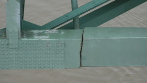 埃尔南多·德索托大桥钢跨上的一个大裂缝