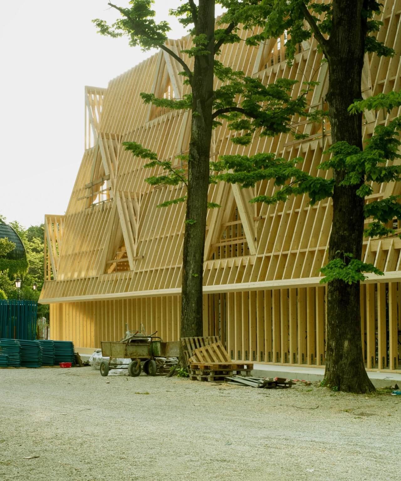 装置拍摄自2021年威尼斯建筑双年展，展示了一座三层木结构房屋