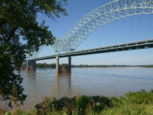 穿过密西西比河的桥梁，Hernando de Soto桥