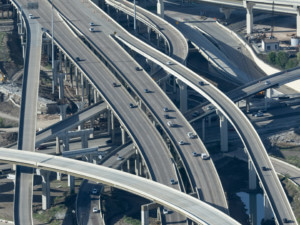 一个休斯顿高速公路与车道缠结，设置为在NHIP下扩大