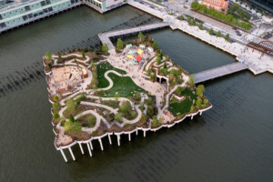 小岛，一个方形景观支持混凝土码头，从第11大道进入河里的juts
