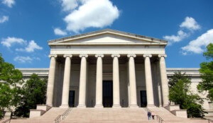 一座有柱子的新古典主义建筑，一座美国美术委员会(U.S. Commission of Fine Arts)有权管辖的首都建筑