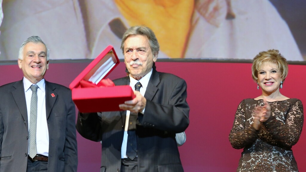 Paulo Mendes da Rocha收到奖牌