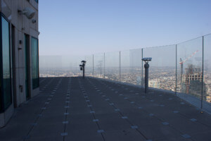 从摩天大楼的室外观景台观看，下面是滑梯