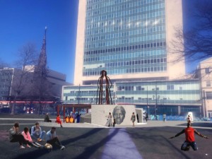 哈丽雅特塔布曼纪念碑的效尤图，背景是市中心的摩天大楼