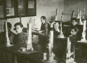 Vkhutemas学生黑白照片在学习塔设计的教室