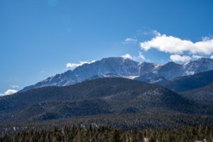 咆哮的山脉在科罗拉多州，很快回家了詹姆斯·赫里尔安装