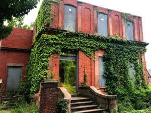 马丁·罗斯设计的废弃历史住宅的外部渲染