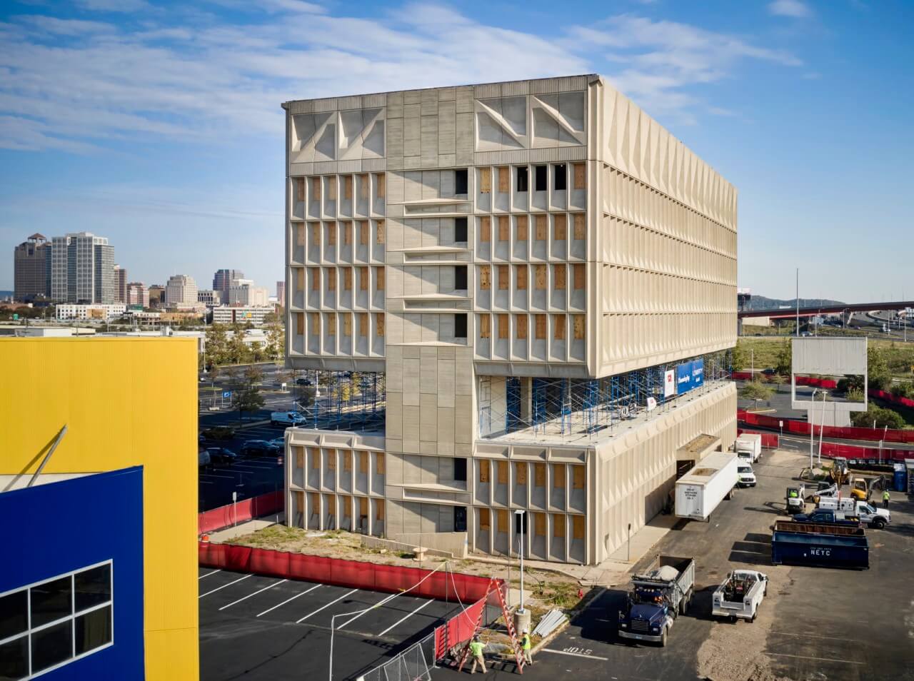 Pirelli建筑，一个狭窄的基地混凝土矩形，俯瞰高速公路