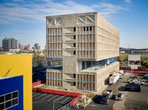 Pirelli建筑，一个狭窄的基地混凝土矩形，俯瞰高速公路