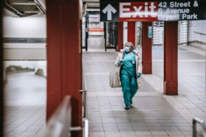 一个女人走在纽约的地铁系统