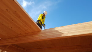 在木制屋顶上的建筑工人