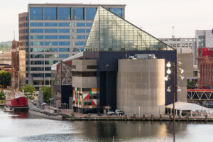 巴尔的摩的国家水族馆，带有一个jutting三角玻璃圆顶
