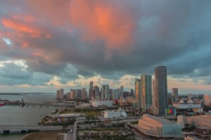迈阿密的天际线，受海平面上升的威胁