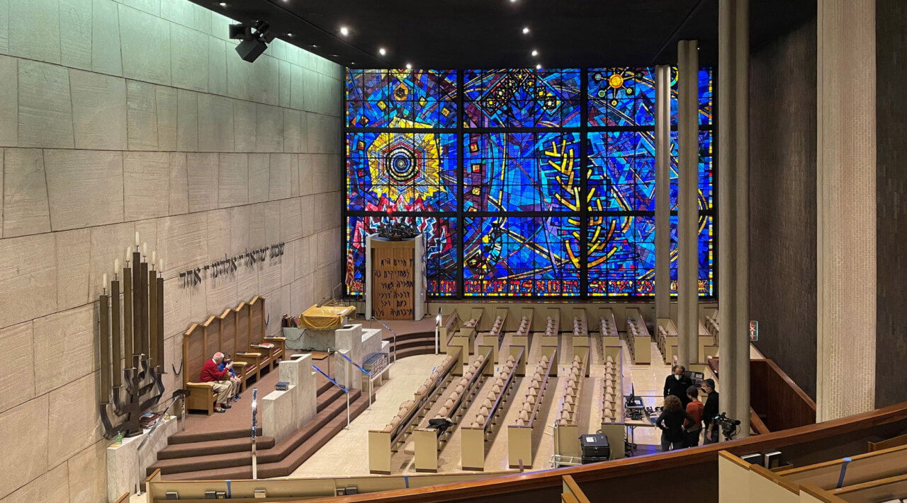 在芝加哥环路犹太教堂里，看着一扇大窗户