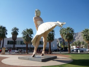 26英尺高的玛丽莲·梦露雕像，她的裙子被吹起