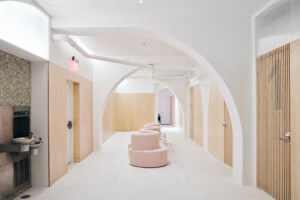Büro Koray Duman的白色拱形地下温泉