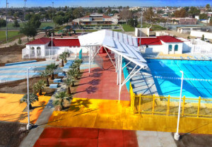 五颜六色的游泳池复合体的鸟瞰图，Algin Sutton游泳池