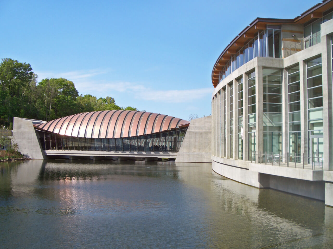 水晶桥艺术博物馆，望着倾斜的屋顶