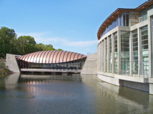 水晶桥艺术博物馆，看着倾斜的屋顶