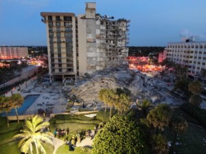 黎明时分，迈阿密大楼倒塌，急救人员赶到现场