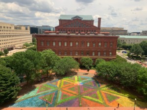 华盛顿历史建筑外的大型草坪壁画，是夏季街区派对系列的未来之家