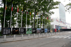 联合国建筑物外的面板的一排不同国家的旗帜，以及农村秀