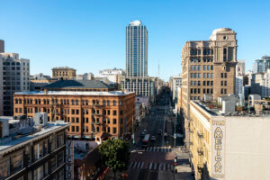 俯瞰洛杉矶市中心历史街区的建筑，以及百老汇的新佩拉