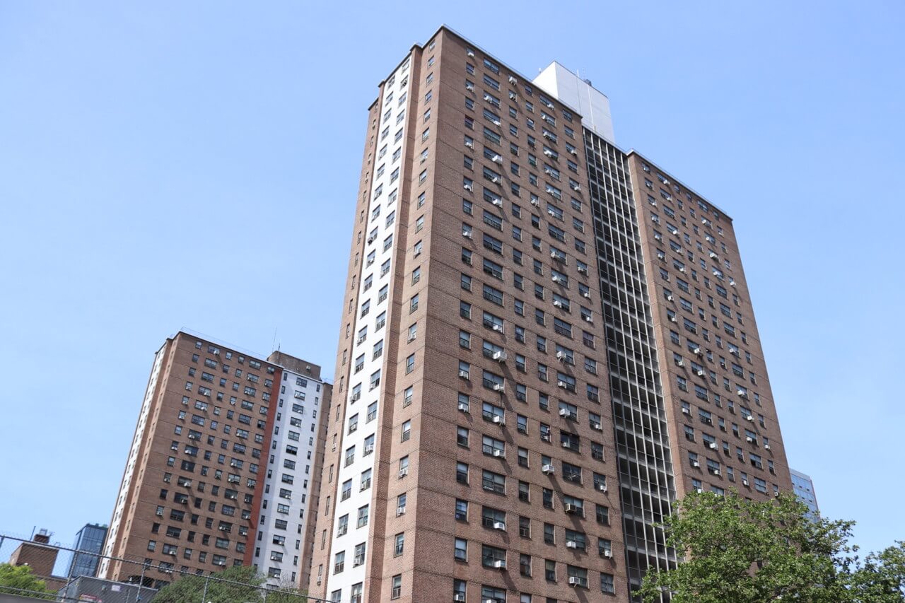 带有白色条纹的公共住房塔，是美国住房与城市发展部监管的众多建筑之一