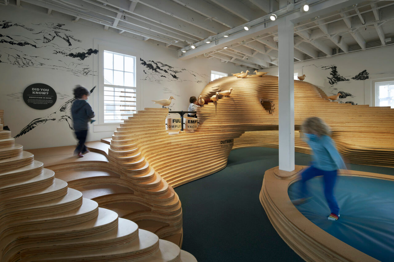 在旧金山湾区探索博物馆的新空间里，孩子们在木制游戏结构上嬉戏