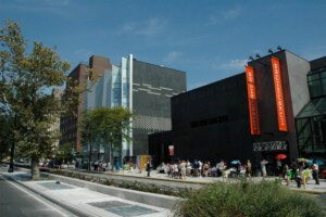 纽约市博物馆综合体与人们聚集在外面，从街道看，布朗克斯艺术博物馆