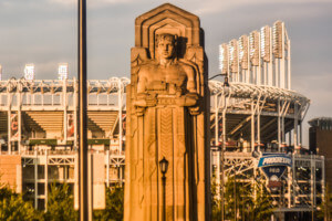 克利夫兰卫士在棒球场前手持马车的雕像