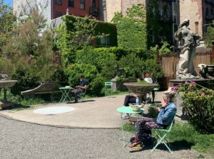 一个坐在伊丽莎白街花园的女人