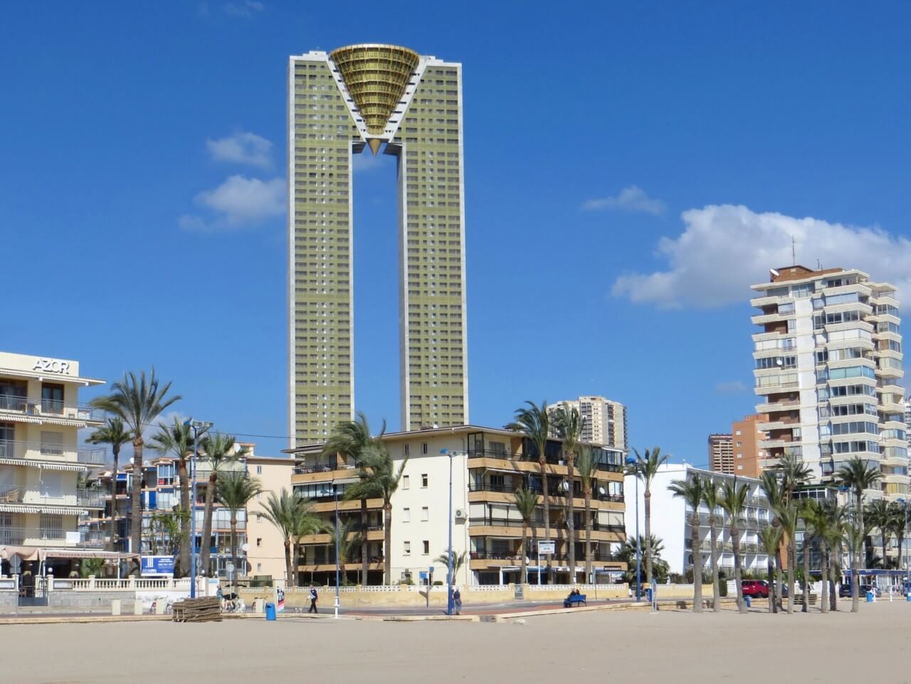 一座m形的摩天大楼耸立在海滩上，Intempo