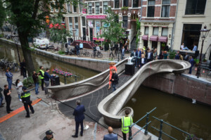 阿姆斯特丹，贵宾们聚集在3d打印大桥的开幕式上