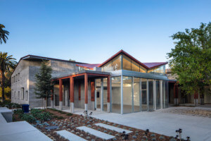 Benton艺术博物馆的外部是一个低矮的混凝土结构，带有玻璃入口