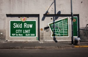 一块印有钢印的贫民窟路标，抱怨洛杉矶无家可归