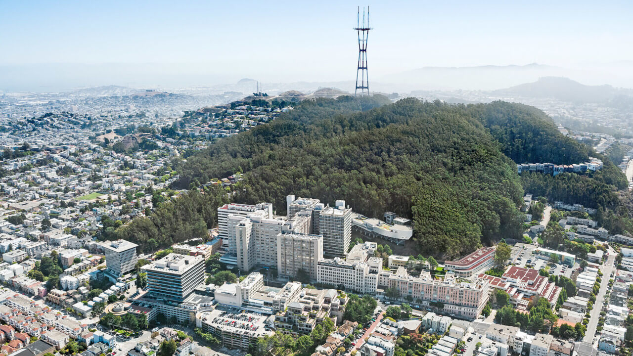 鸟瞰图医学校园，帕纳萨斯研究和学术大楼，在旧金山的一个大山脚下