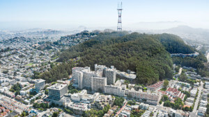 医学校园帕纳萨斯研究和学术大楼的鸟瞰图，位于旧金山一座大山脚下