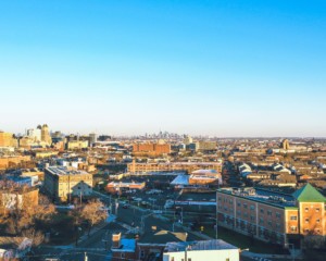 纽瓦克俯瞰曼哈顿的鸟瞰图，这是一座正在更换铅管的新泽西城市
