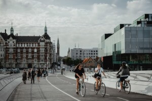 哥本哈根的天际线，人们骑着自行车