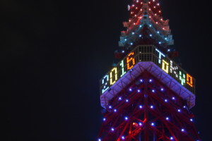 一座塔为2020年东京奥运会点亮了灯光